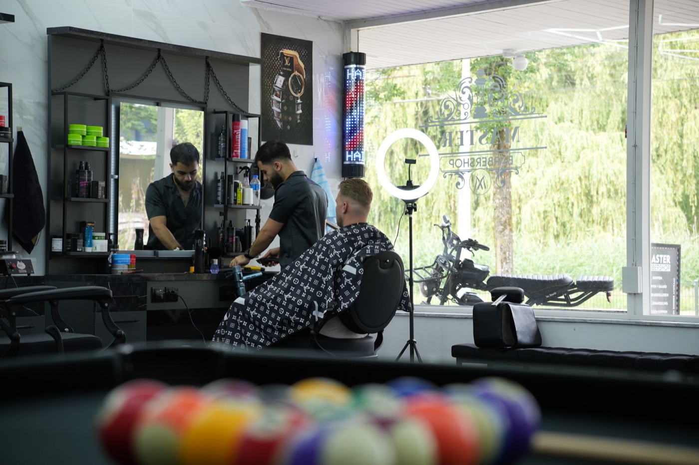 Een barber aan het werk bij Master Barbershop Arnhem